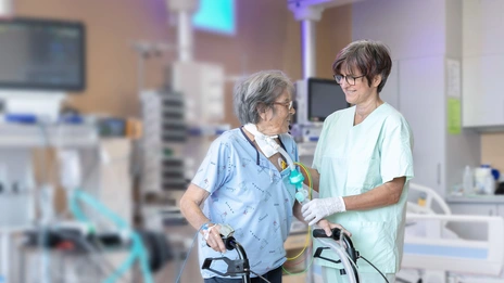 Eine Patientin wird beim Atmen durch ein Beatmungsgerät unterstützt.