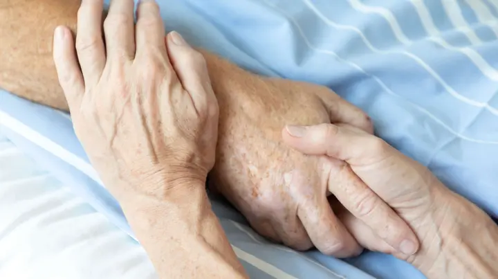 Das Symbolbild zeigt Hände, die sich festhalten.