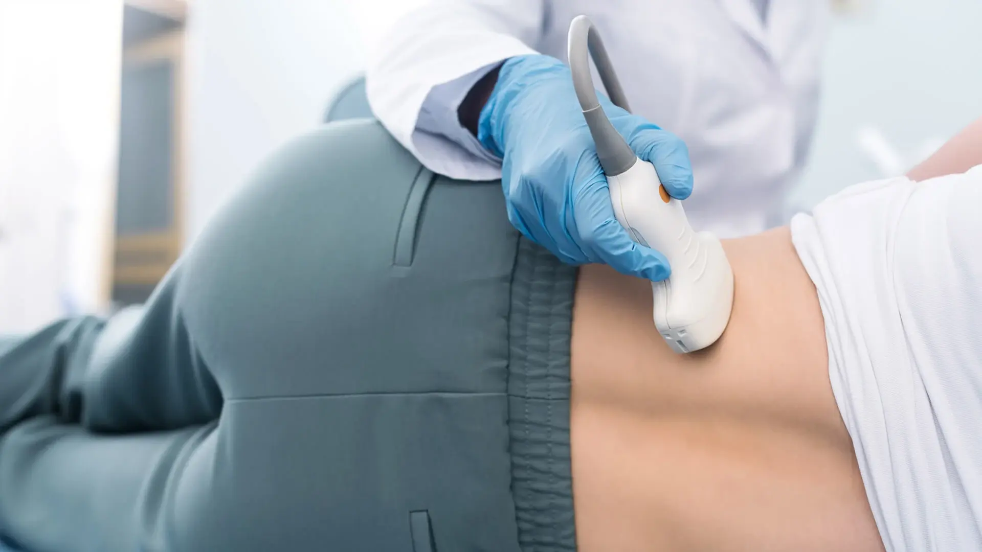 Ein Mitarbeitender der Nierenheilkunde untersucht die Niere einer Patientin mit einem Ultraschallgeräts. 