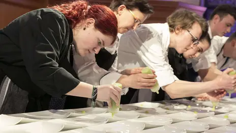 Ein Spitzenkochteam bereitet ein Vier-Gang-Menü zu.