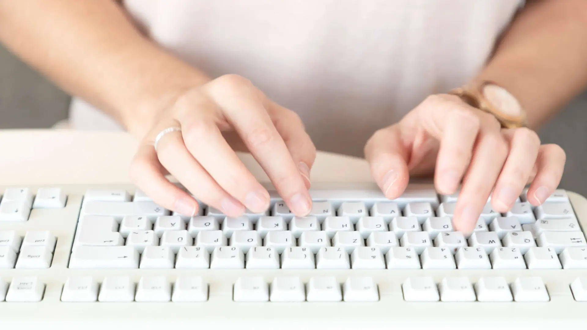 Das Symbolbild zeigt die Hände einer Frau. Sie tippt auf einer Computer-Tastatur. 