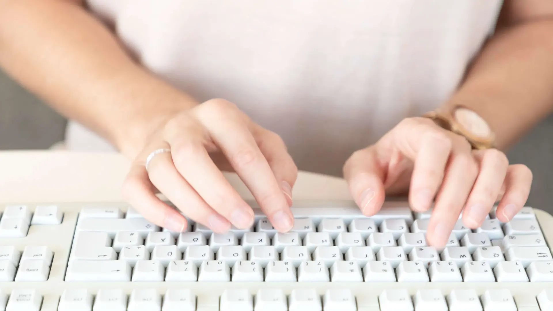 Das Symbolbild zeigt die Hände einer Frau. Sie tippt auf einer Computer-Tastatur. 