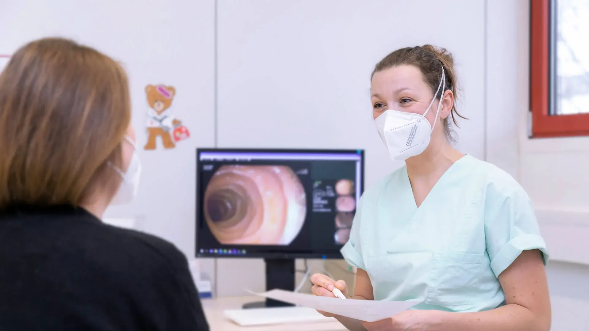 Eine Ärztin führt ein Gespräch mit dem Patienten