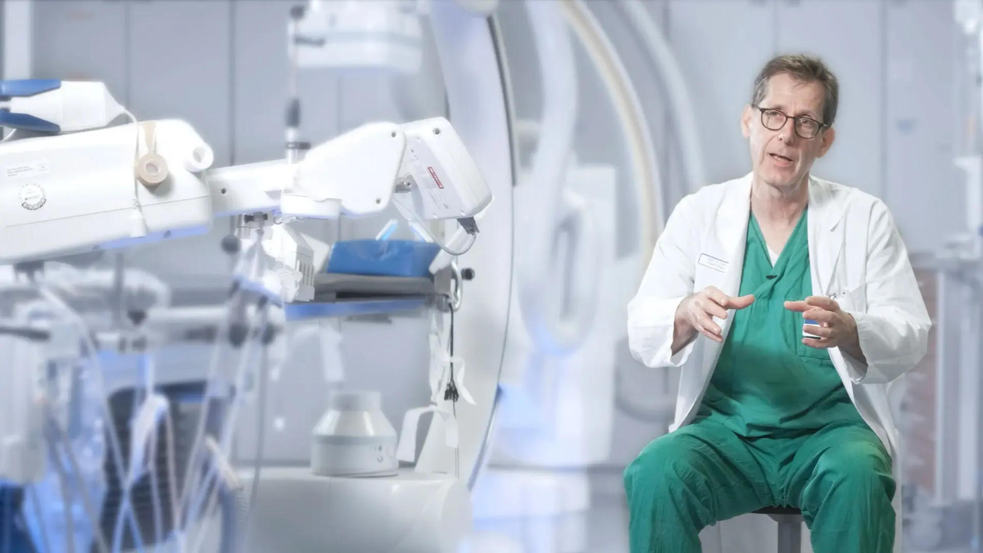 Prof. Dr. Matthias Pauschinger, Chefarzt, spricht in einem Interview. 