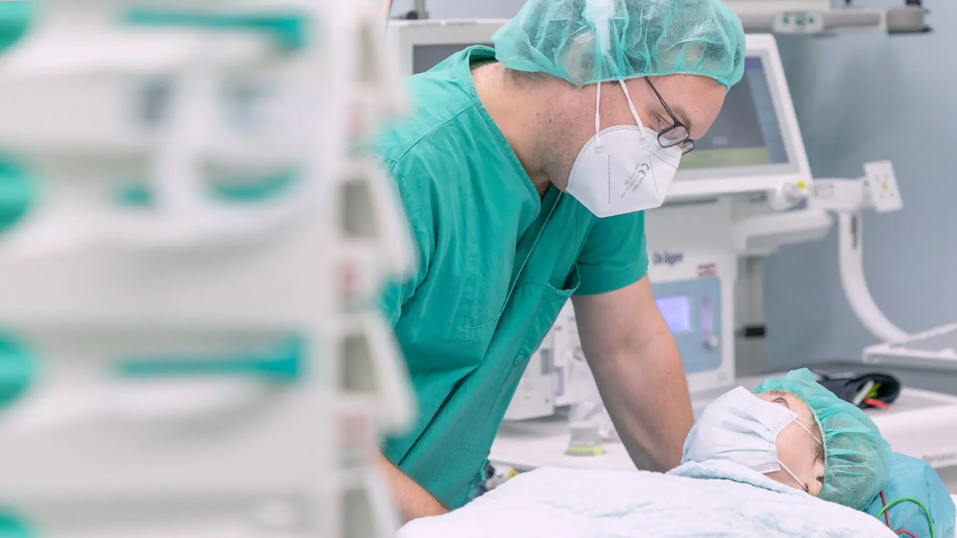 Das Bild zeigt ein Anästhesist-Patientin-Gespräch im Operationssaal.