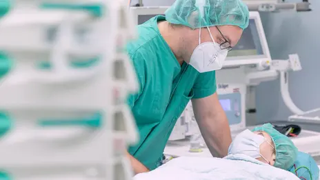 Das Bild zeigt ein Anästhesist-Patientin-Gespräch im Operationssaal.