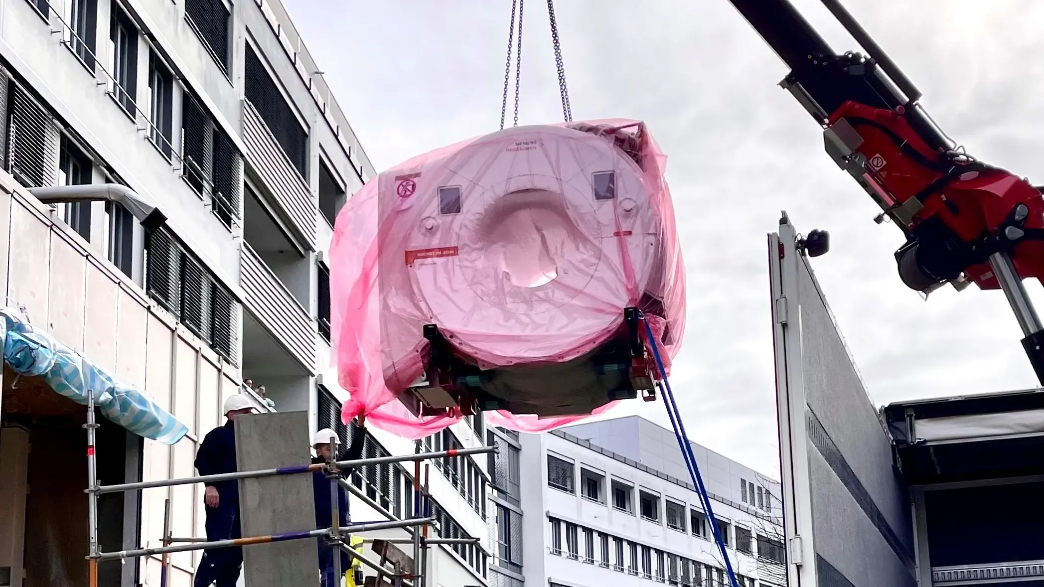 Ein Kran beförderte das knapp 1,6 Meter lange und 4,2 Tonnen schwere Gerät vom Lkw ins Haus.