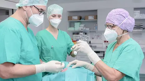OP-Situation bei einem kleinen dermatologischen Eingriff.