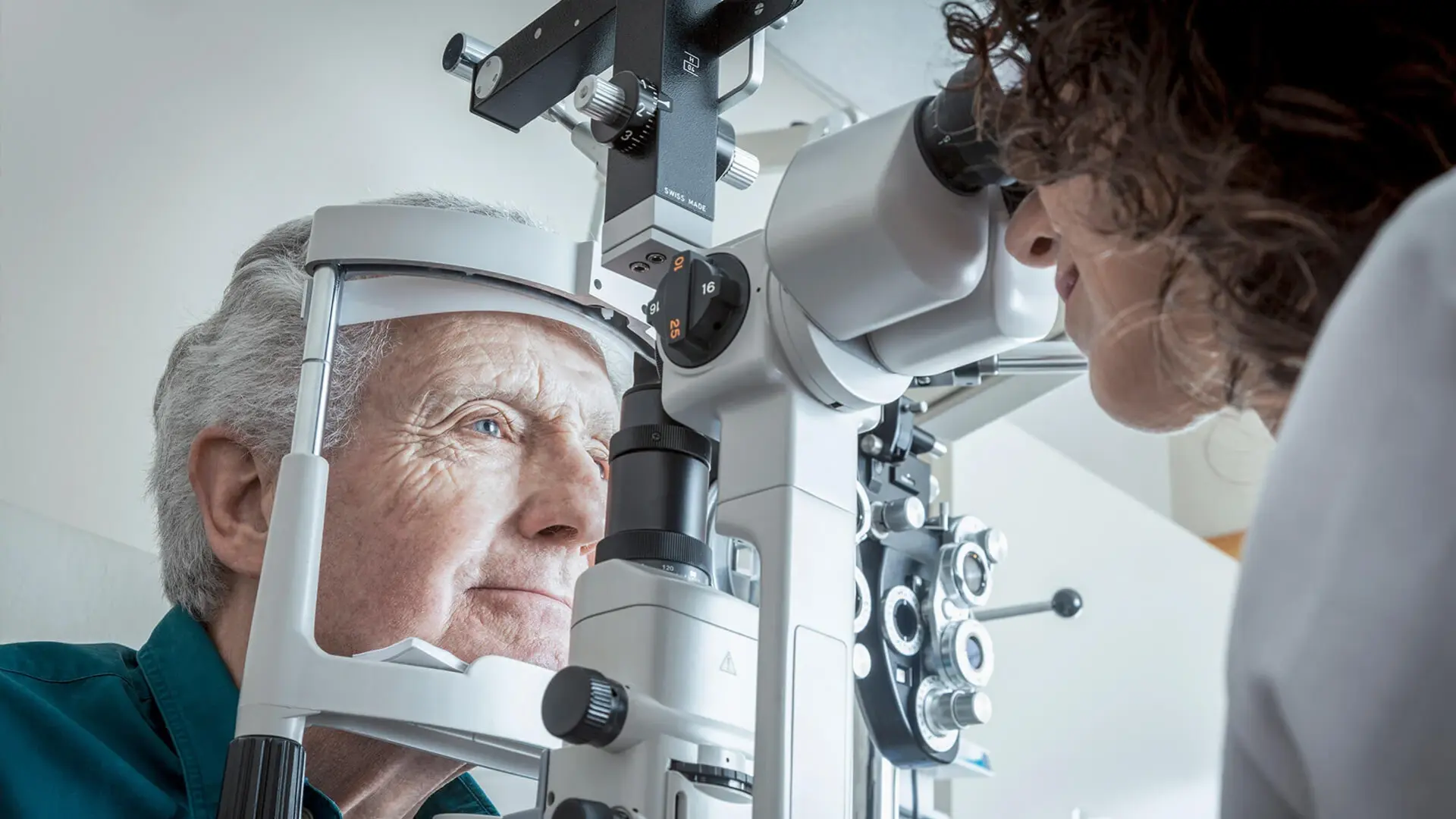 Eine Mitarbeiterin der Augenheilkunde führt eine Untersuchung bei einem Patienten durch. 