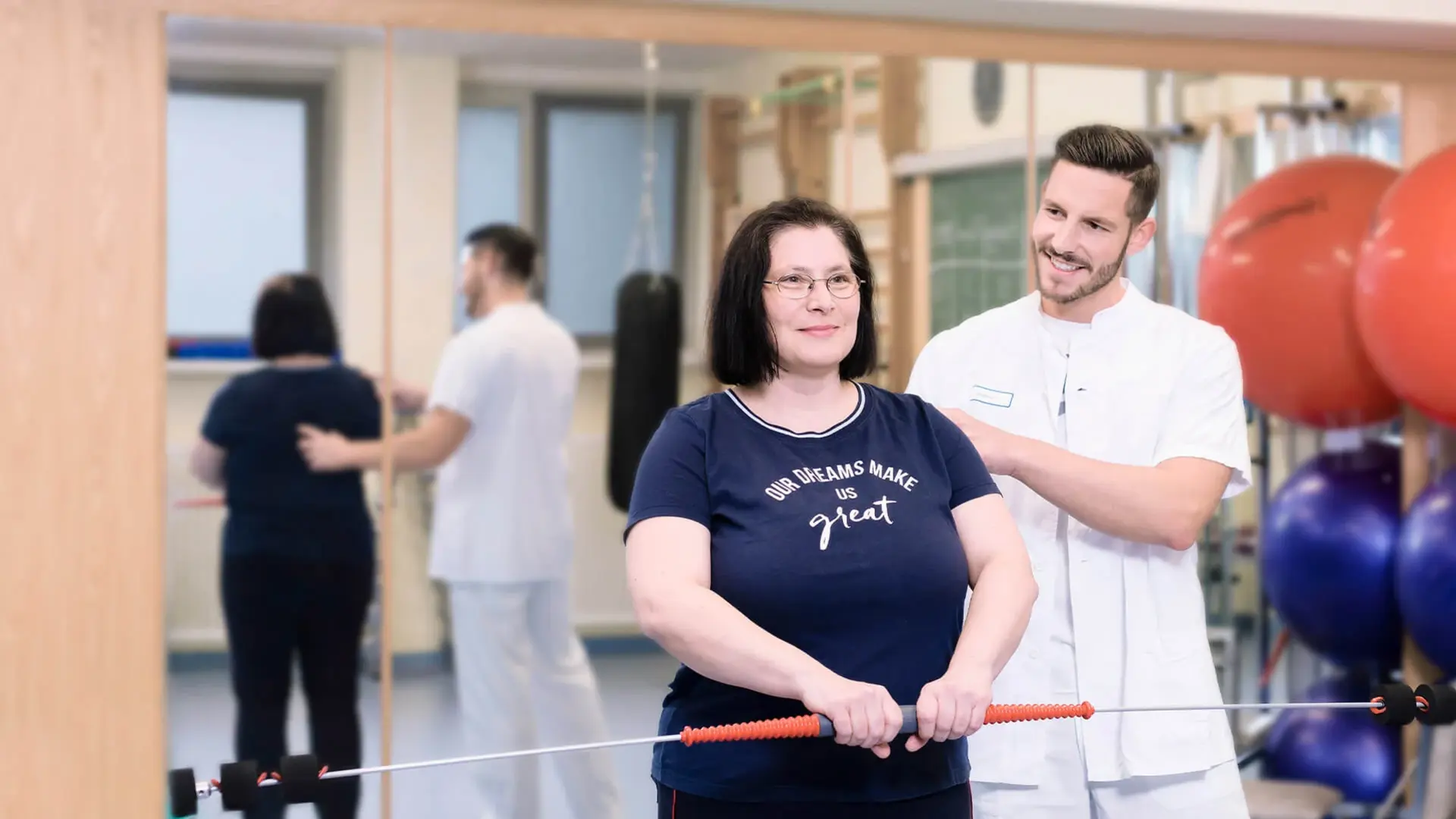 Eine Patientin übt im Behandlungsraum der Physiotherapie