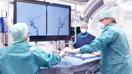 Mitarbeitende im OP-Raum während einer Gefäßoperation.