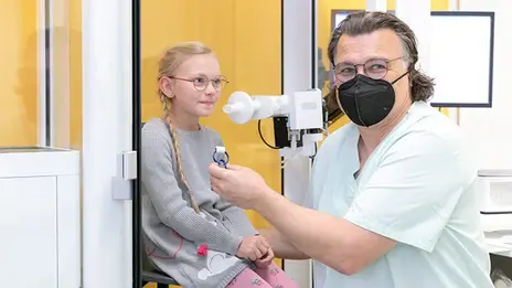 Ein Kind während eines Atemtests