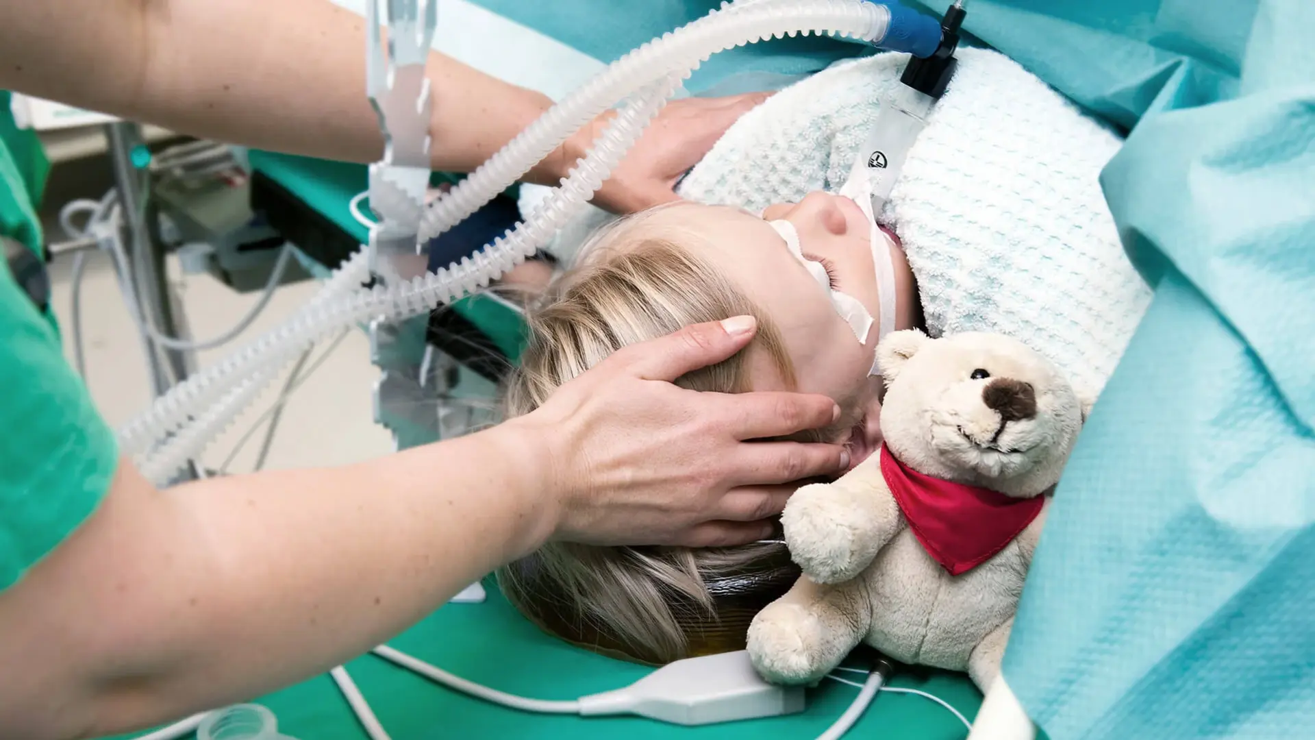 Auf diesem Bild wird ein Kind auf die bevorstehende Operation vorbereitet.