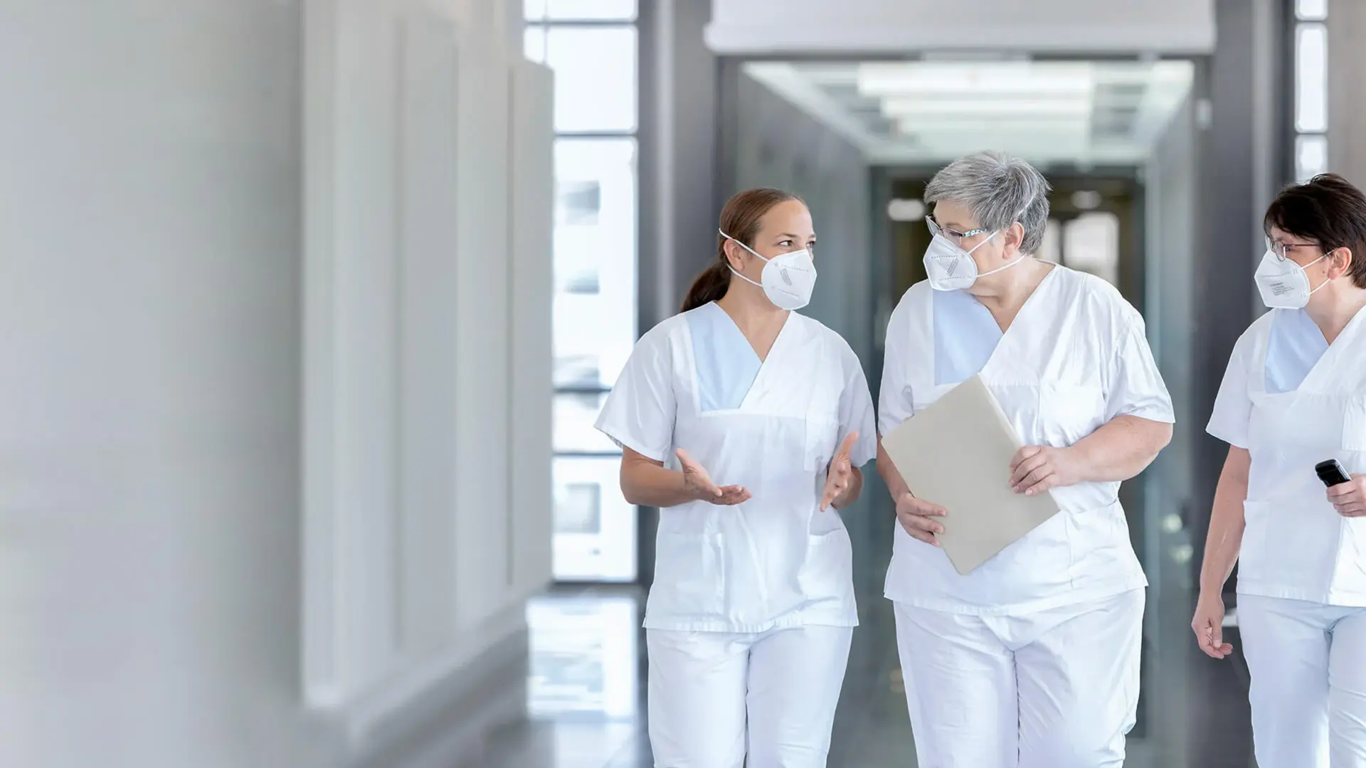 Drei Mitarbeiterinnen der Kardiologie besprechen sich.