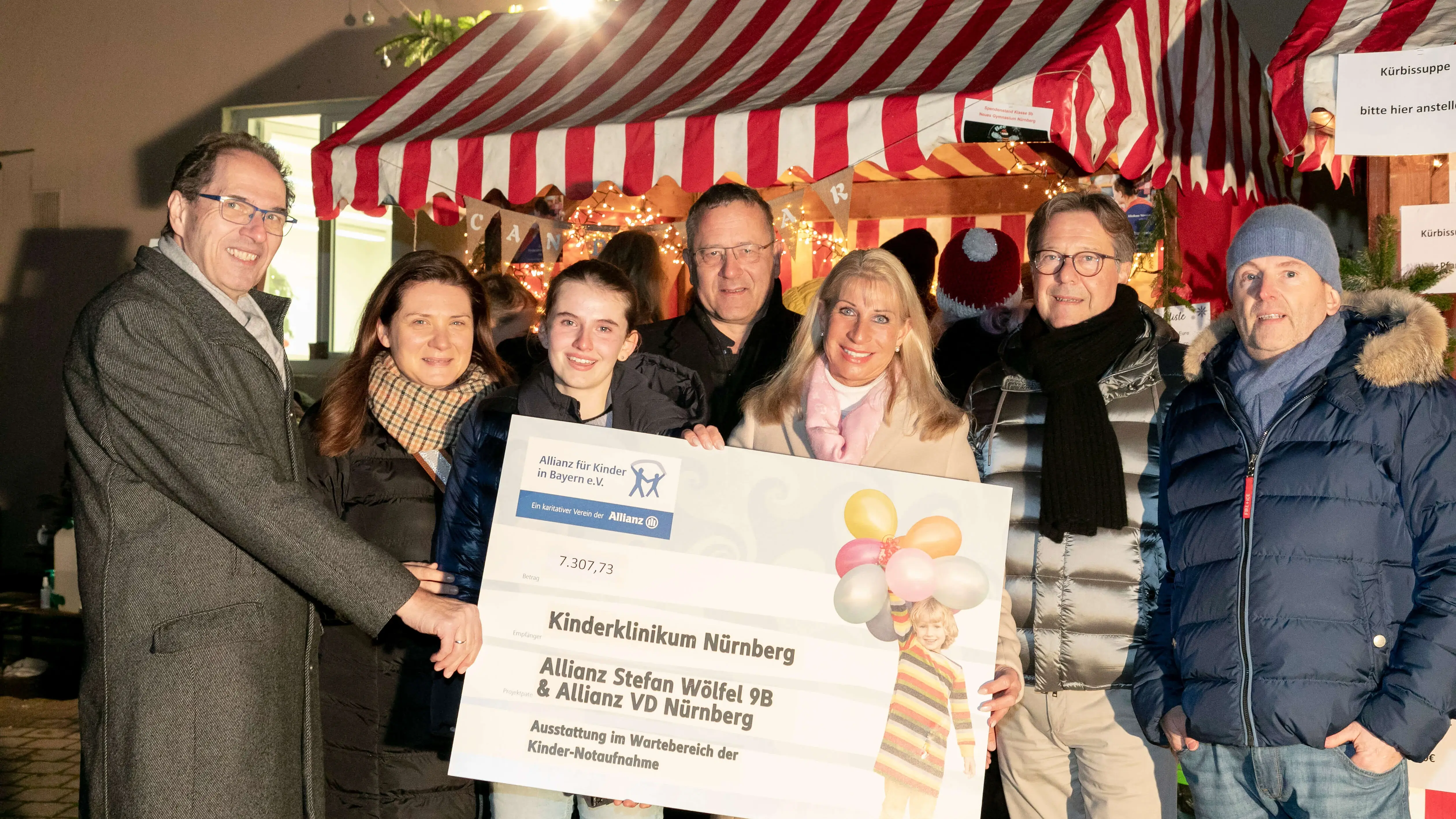 Gruppenfoto mit Emily, Mitarbeitenden des Klinikums Nürnberg und Schirmherrin Karin Baumüller-Söder