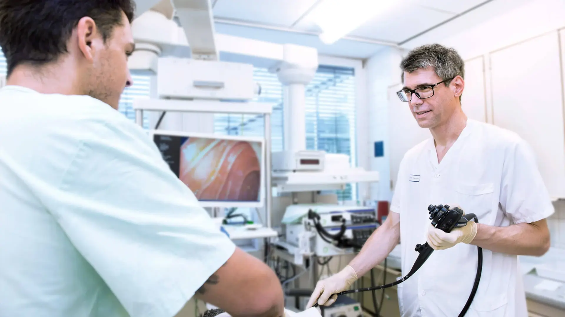 Das Team der Gastroenterologie führt eine Endoskopie durch.