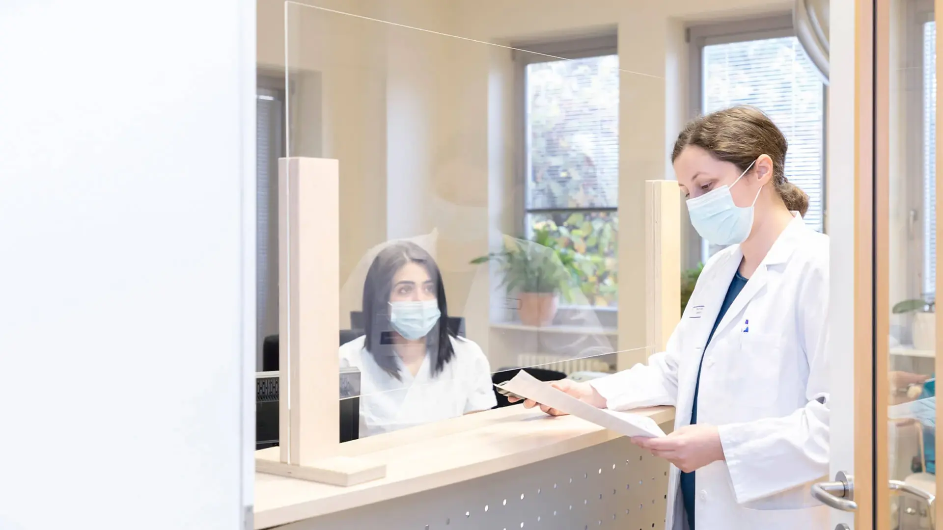 Eine Mitarbeiterin der Psychiatrie sieht sich eine Patientenakte an. 