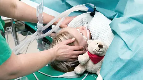 Auf diesem Bild wird ein Kind auf die bevorstehende Operation vorbereitet.
