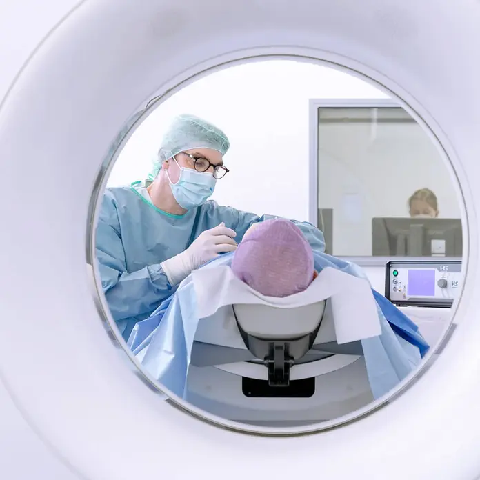 Prof. Dr. Michael Lell, Chefarzt, führt eine Untersuchung durch. 