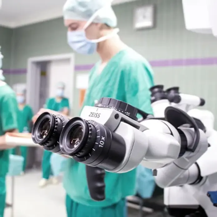 Das interdisziplinäre Operationsteam der Mikrochirurgie bereitet sich auf den bevorstehenden Eingriff vor.