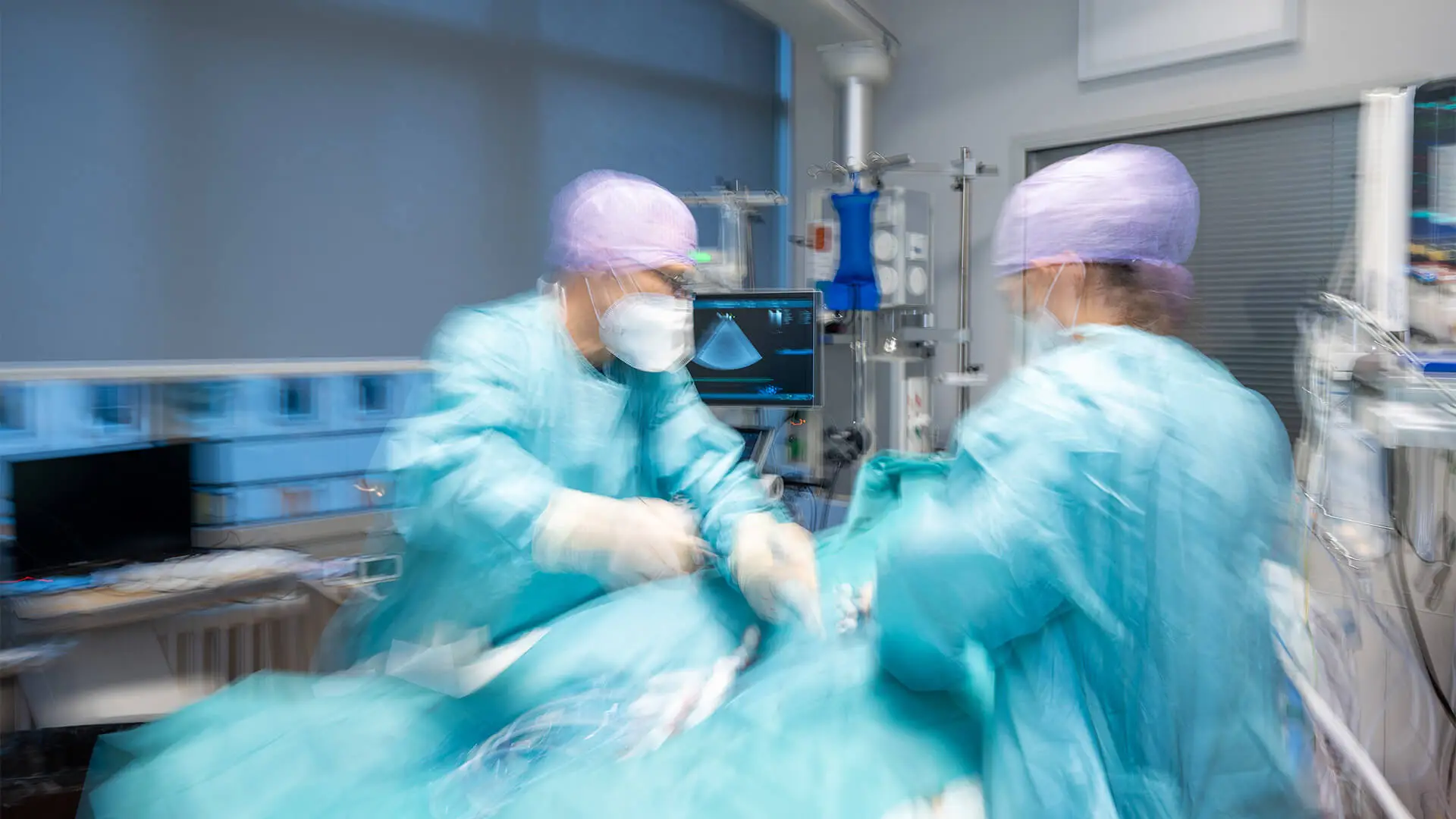 Das ECMO-Team legt eine Herz-Lungen-Maschine an. 