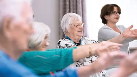 Ältere Menschen während Rehabilitationskurs