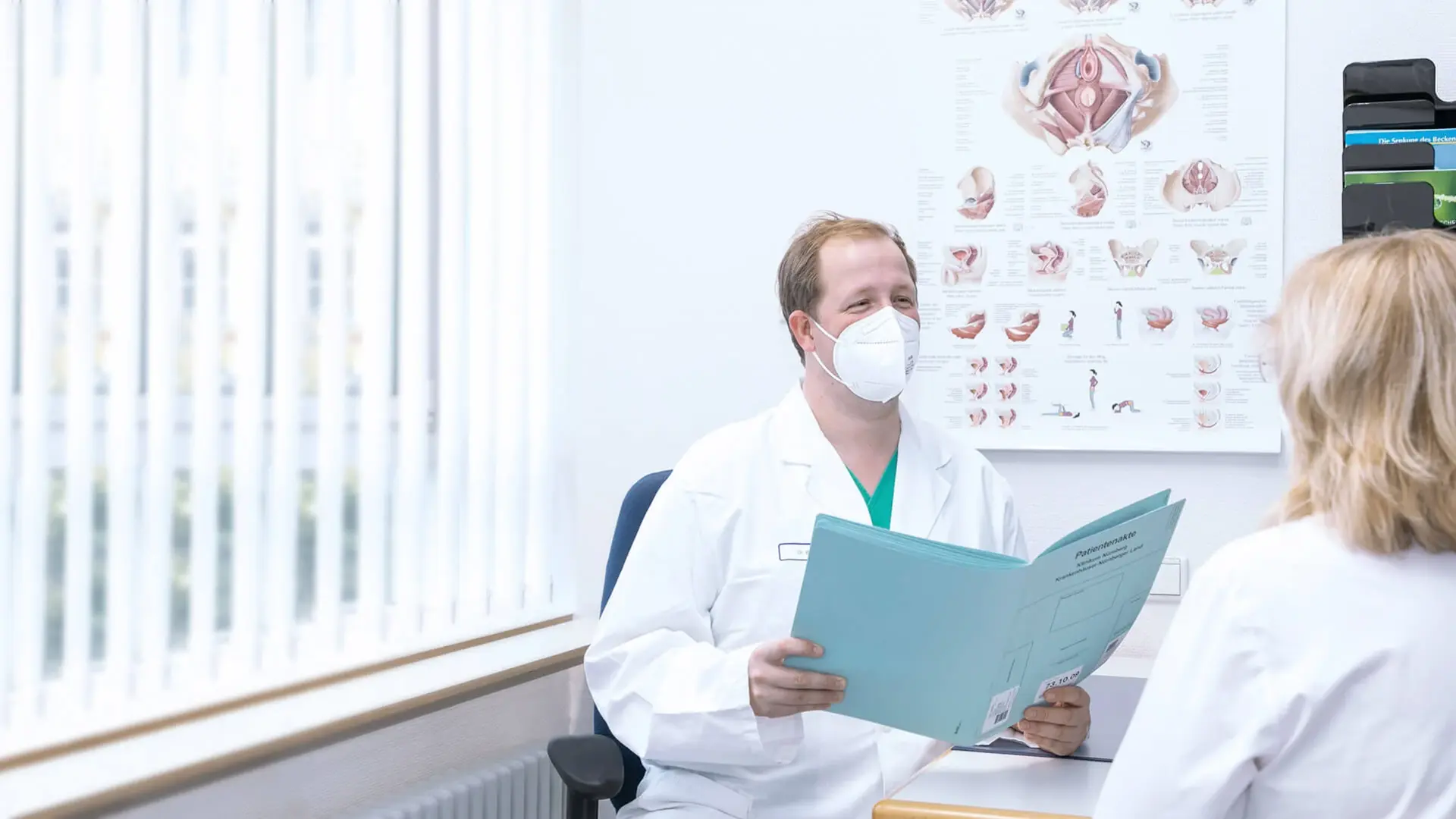 Ein Mitarbeiter der Urologie bespricht die Untersuchungsergebnisse mit einer Patientin. 