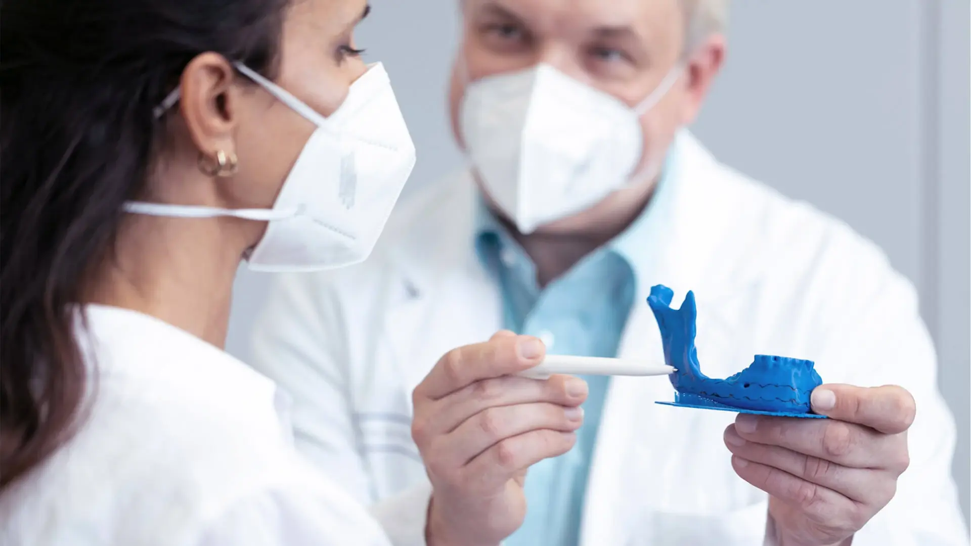 Prof. Dr. Dr. Alexander Eckert, Chefarzt, erklärt einer Patientin die Behandlung anhand eines PSI-Modells. 