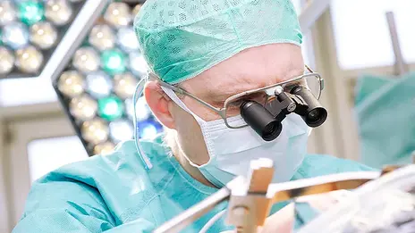Ein Arzt der Herzchirurgie konzentriert sich während eines Eingriffs. 