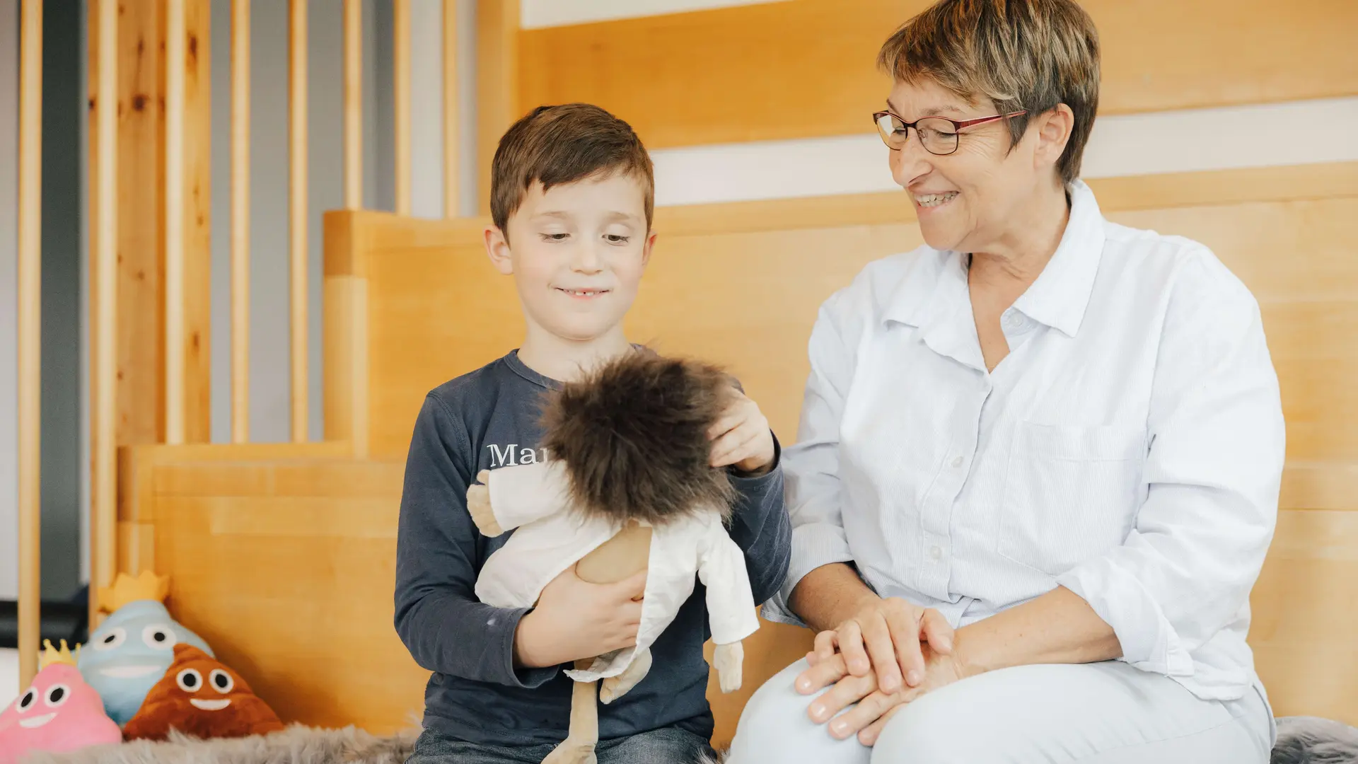 Ein Arzt führt eine Ultraschall Untersuchung am Bauch eines Babys durch