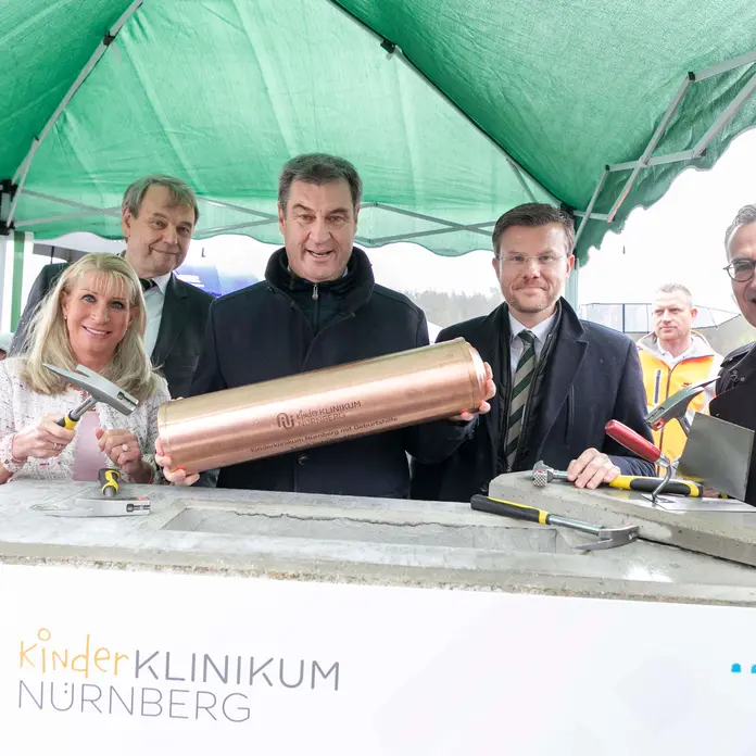 V. l.: Schirmherrin Karin Baumüller-Söder, Dr.-Ing. Michael Ludes, Ministerpräsident Dr. Markus Söder, Oberbürgermeister Marcus König und der Klinikums-Vorstandsvorsitzende Prof. Dr. Achim Jockwig beim symbolischen Hammerschlag