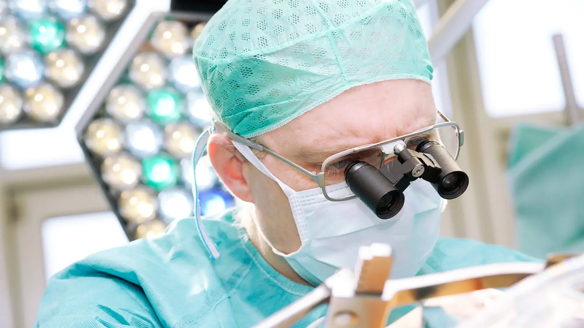 Ein Arzt der Herzchirurgie konzentriert sich während eines Eingriffs. 