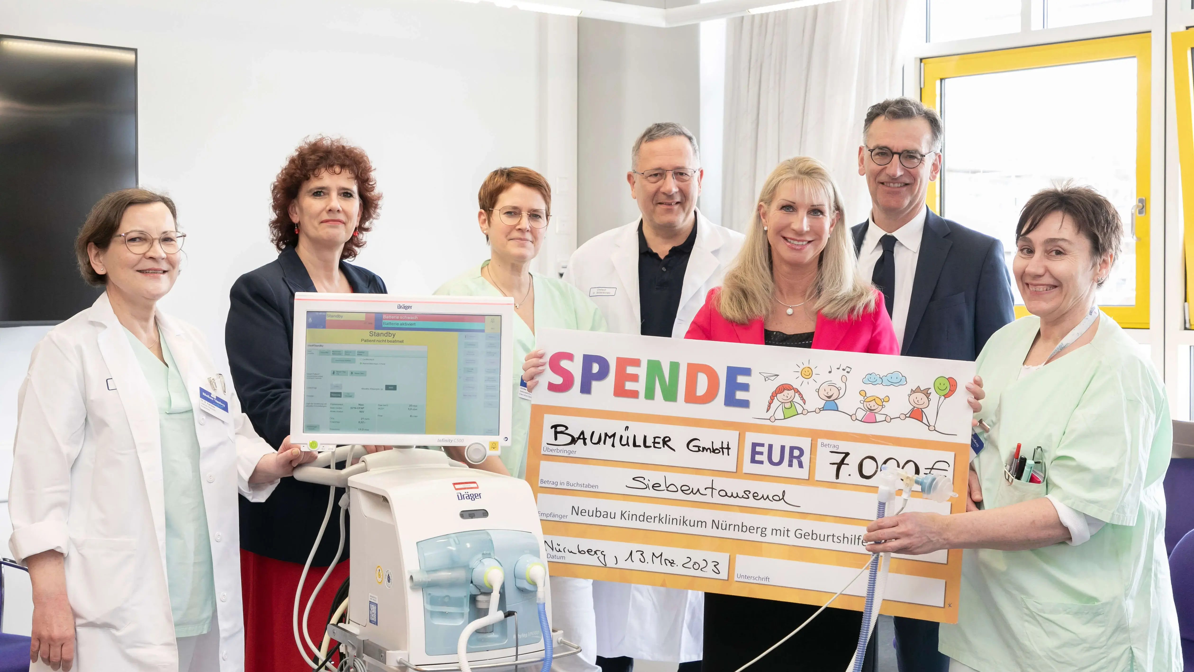 Gruppenfoto mit Schirmherrin Karin Baumüller-Söder, Klinikums-Vorstand Prof. Dr. Jockwig und Mitarbeitenden des Klinikums Nürnberg