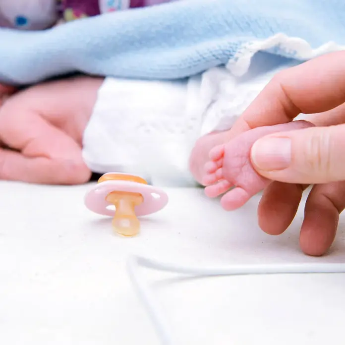 Frühgeborenes Baby liegt im Inkubator