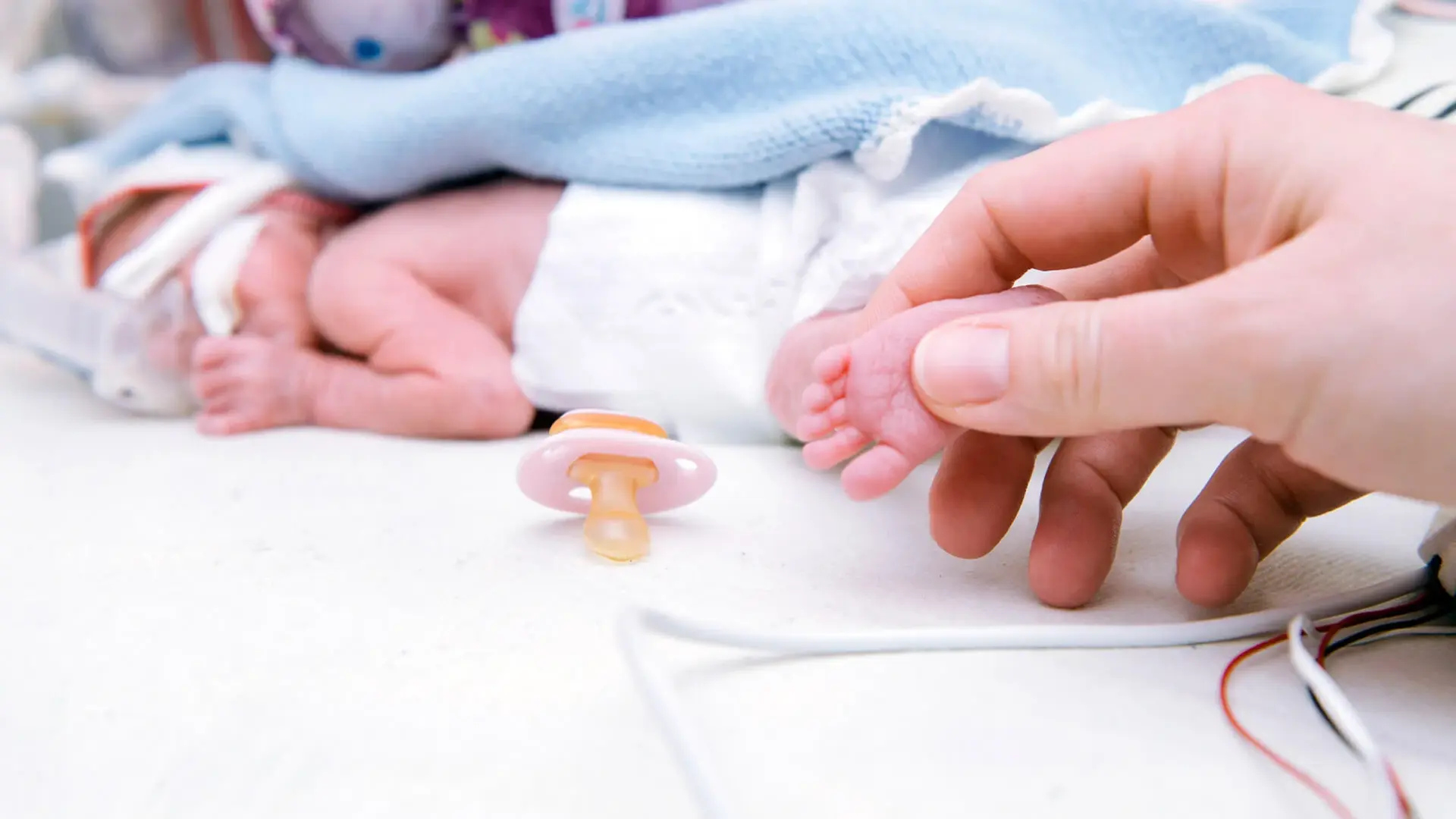 Frühgeborenes Baby liegt im Inkubator