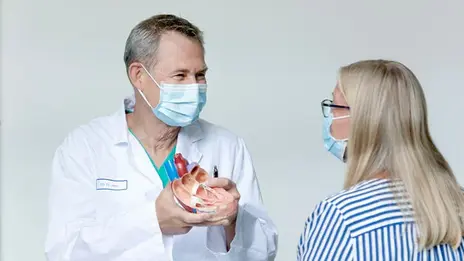 Ein Arzt erklärt einer Patientin die Herz Anatomie anhand eines Modells