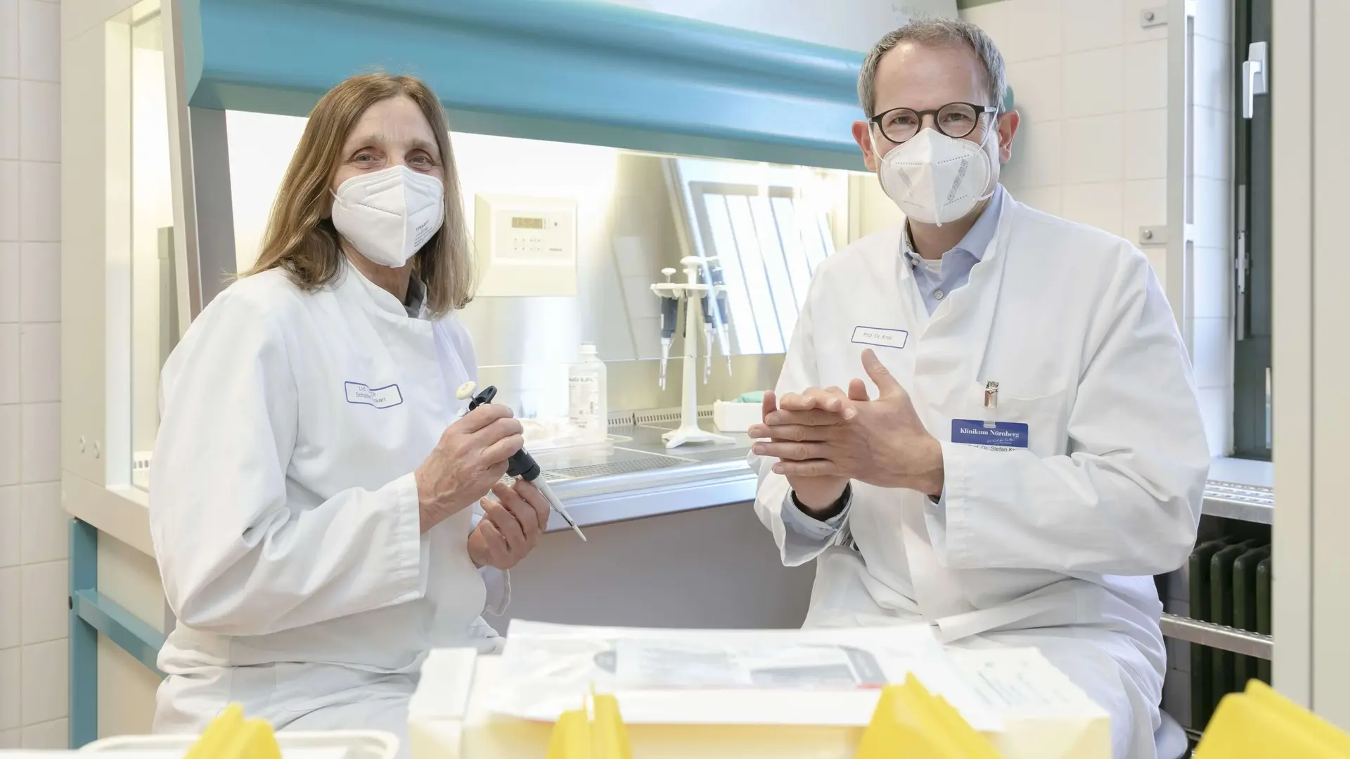 Chefarzt Prof. Dr. Stefan Knop und die Leitende Oberärztin Dr. Kerstin Schäfer-Eckart während einer Zelltherapie.