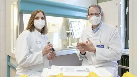 Chefarzt Prof. Dr. Stefan Knop und die Leitende Oberärztin Dr. Kerstin Schäfer-Eckart während einer Zelltherapie.