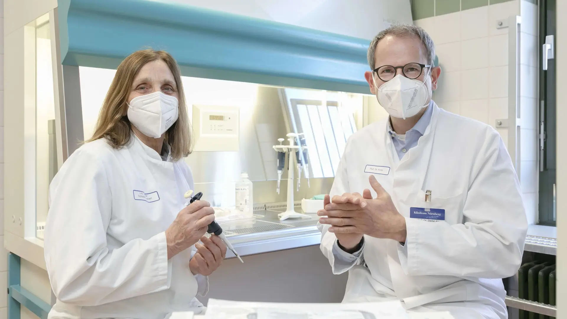 Chefarzt Prof. Dr. Stefan Knop und die Leitende Oberärztin Dr. Kerstin Schäfer-Eckart während einer Zelltherapie.
