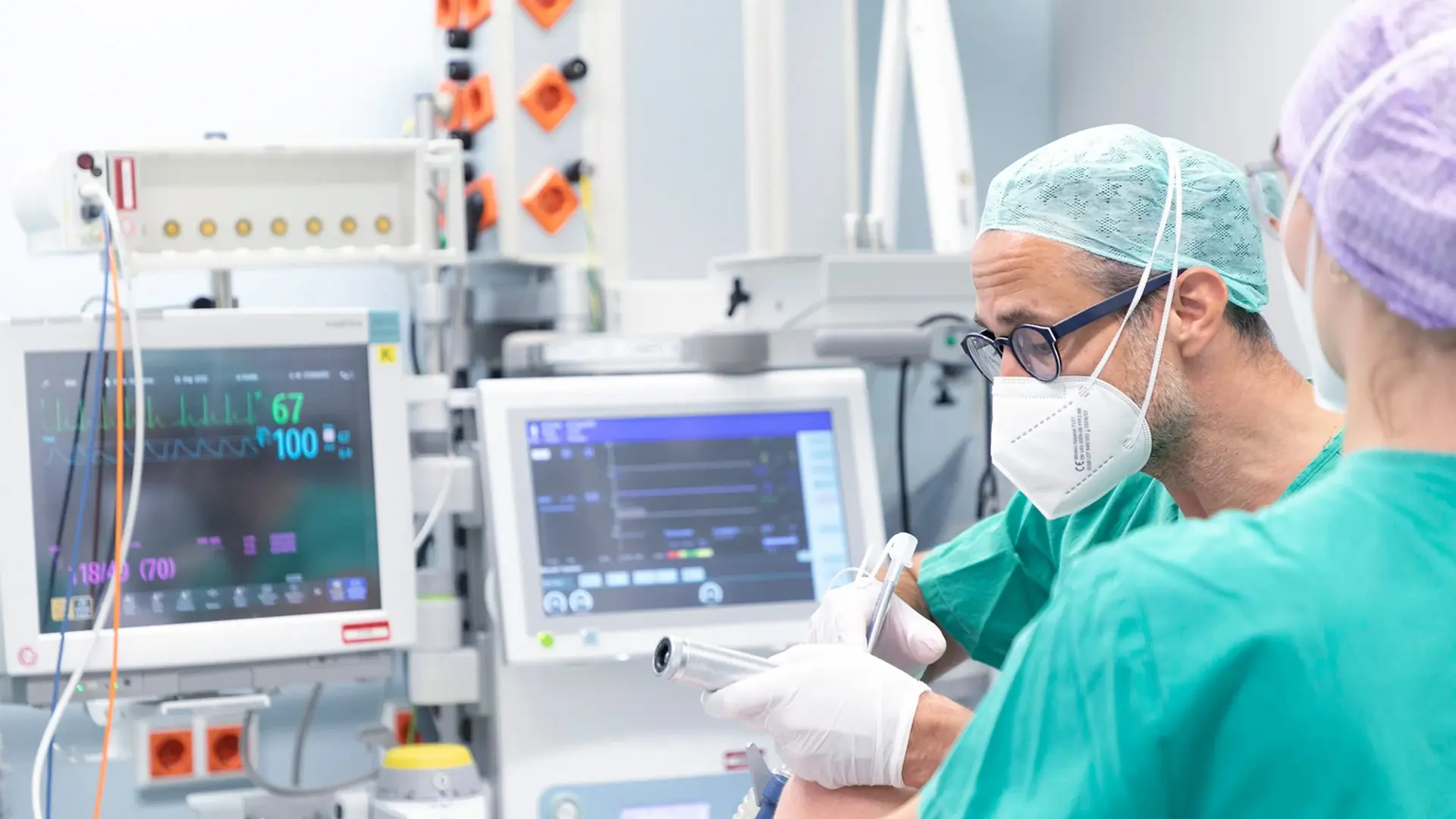 Chefarzt, Prof. Dr. Jens Kubitz intubiert eine Patientin.