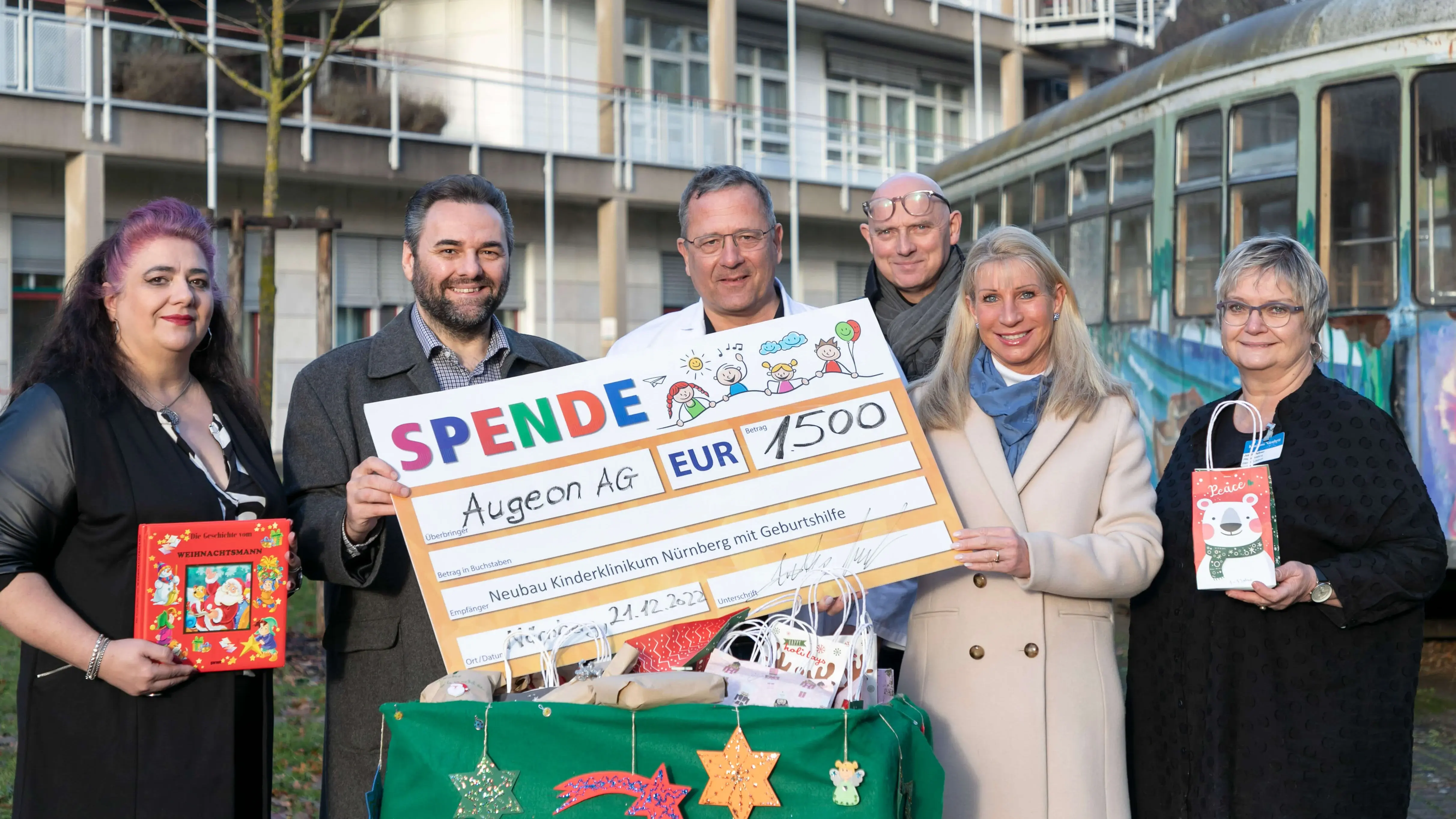 Gruppenfoto mit Mitarbeitenden der Firma Augeon AG, des Klinikums Nürnberg und Schirmherrin Karin Baumüller-Söder