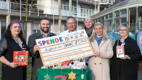 Gruppenfoto mit Mitarbeitenden der Firma Augeon AG, des Klinikums Nürnberg und Schirmherrin Karin Baumüller-Söder