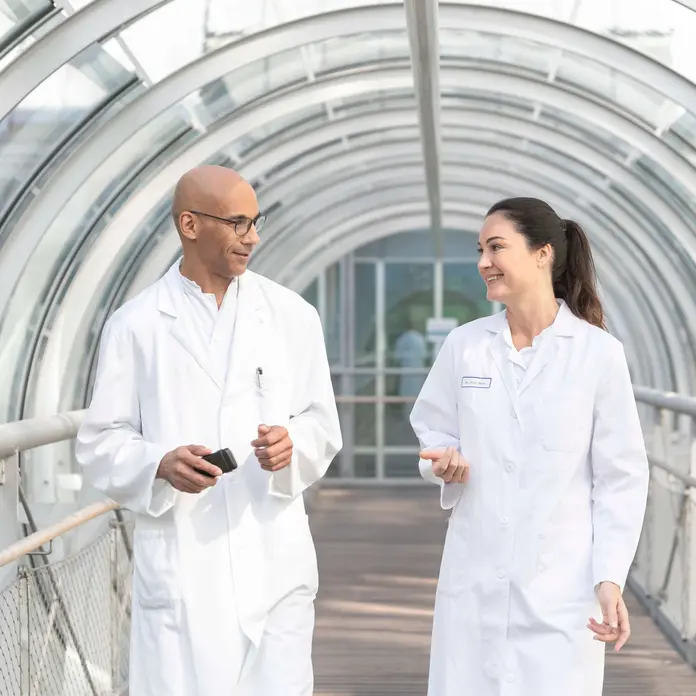 Zwei Ärzte unterhalten sich. 