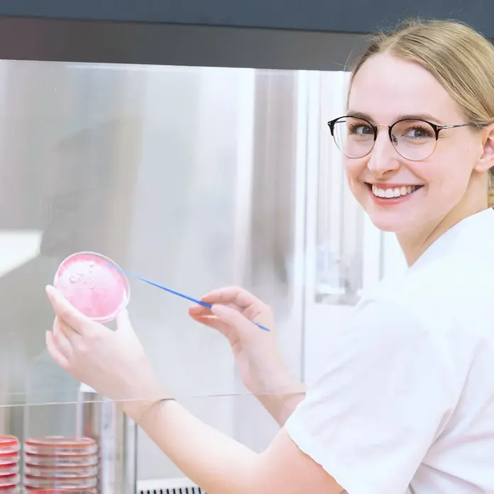 Eine Mitarbeiterin arbeitet im Labor.