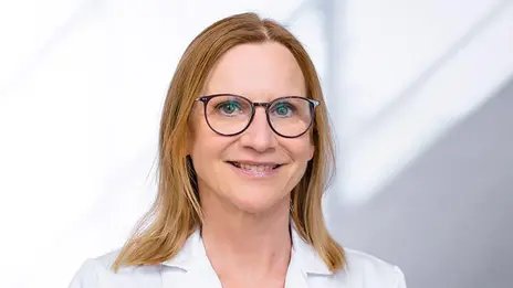 Ein Portrait von Frau Prof. Dr. Cosima Brucker. Ärztliche Leiterin der Klinik für Frauenheilkunde, Schwerpunkt Gynäkologie.