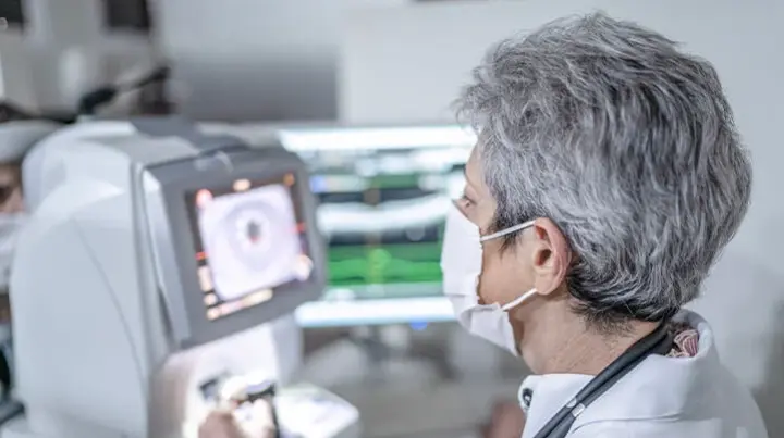 Eine Ärztin führt eine Untersuchung zur Diagnostik von Grauem Star durch.