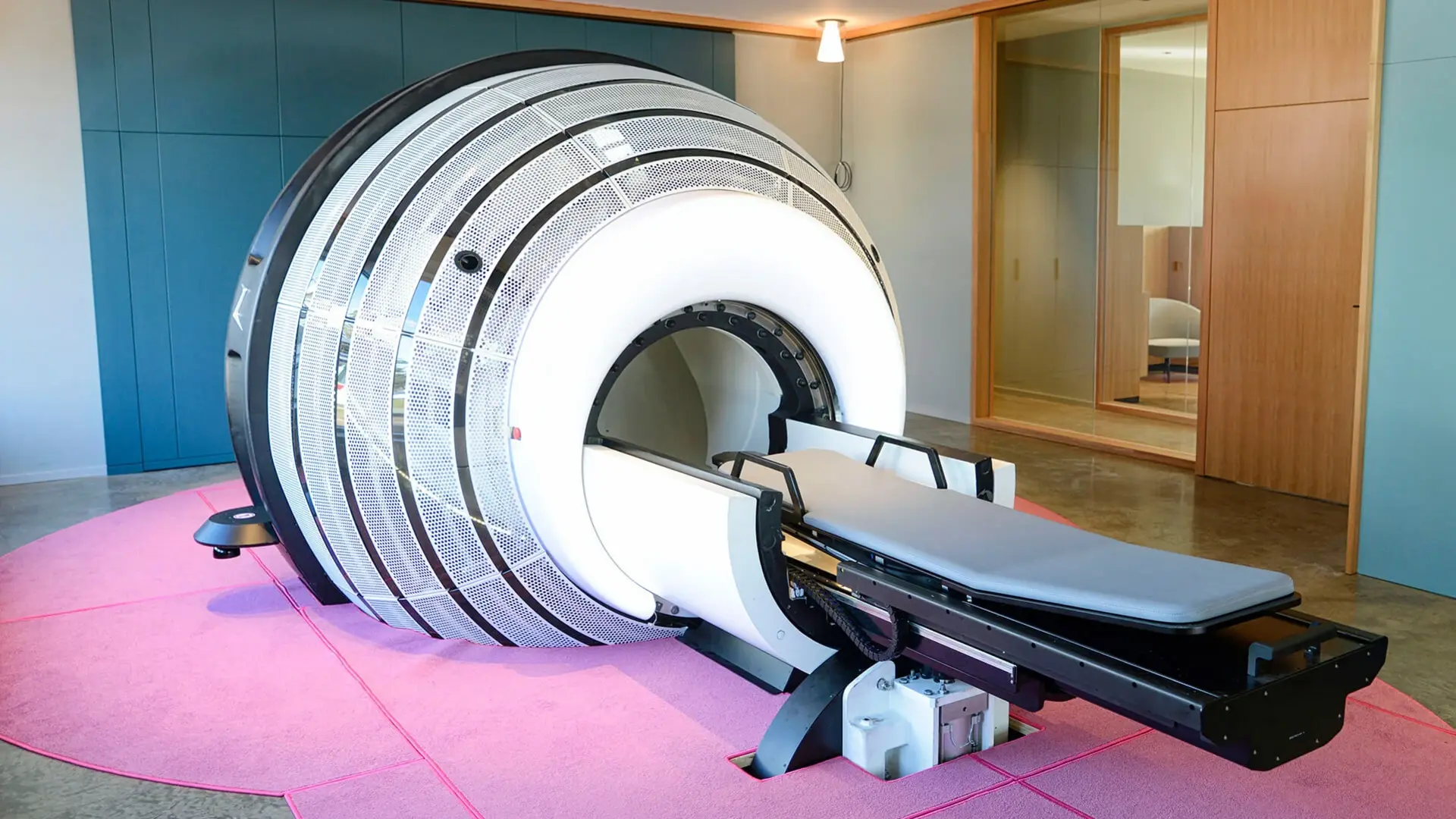 Das Foto zeigt den ZAP-X Linearbeschleuniger. Er hat ein Gewicht von 27 Tonnen.  