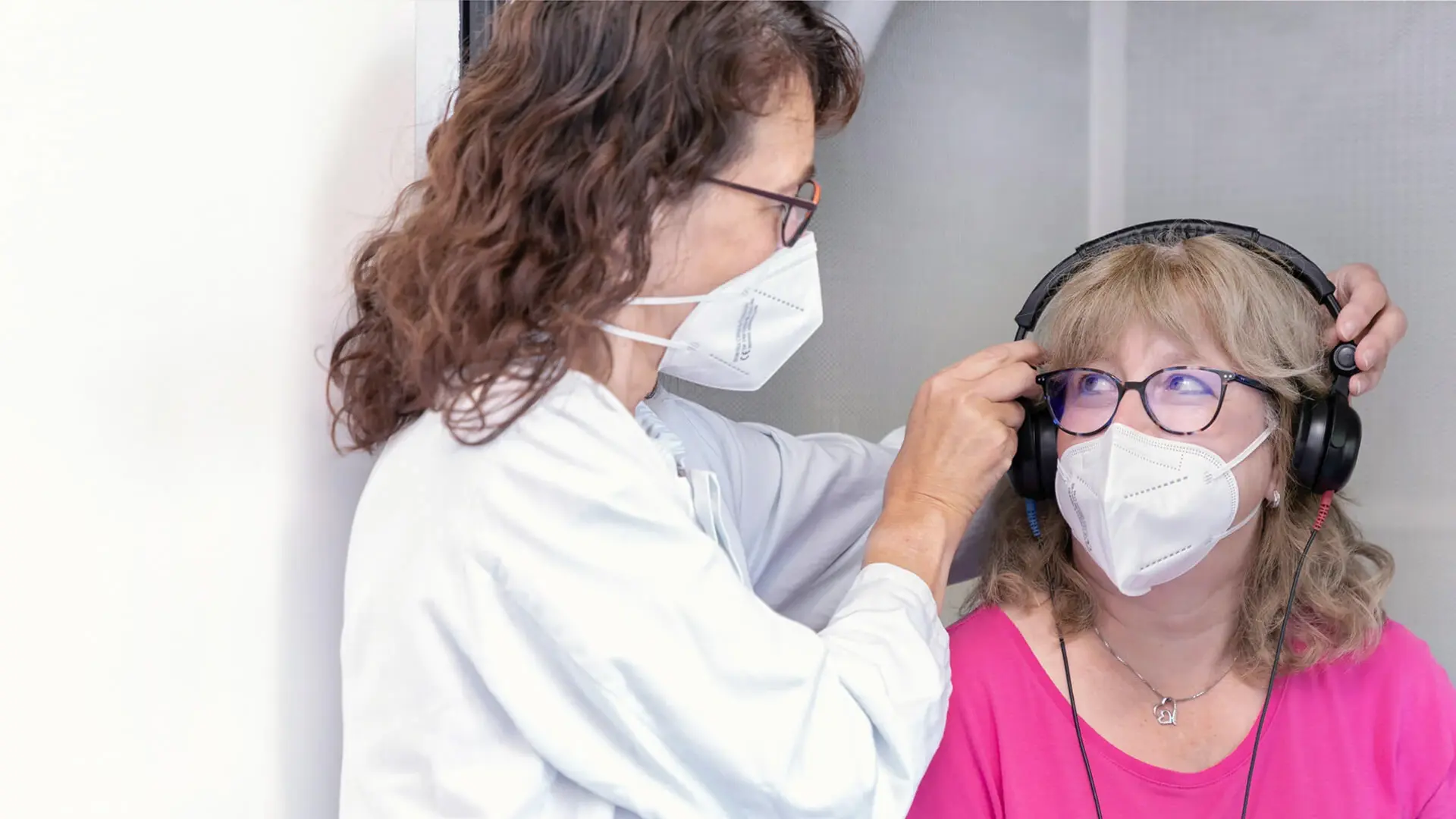 Eine Patientin während eines Hörtests