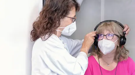 Eine Patientin während eines Hörtests