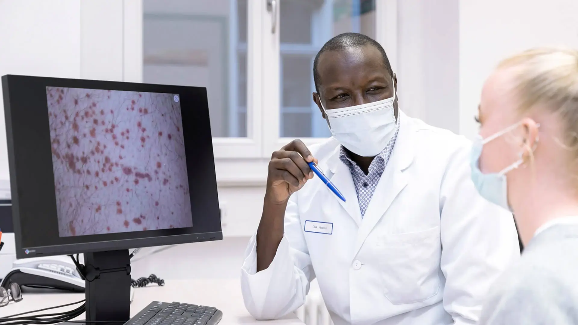 Oberarzt Dr. med. Aboubakar Harouna während eines Patientengesprächs.